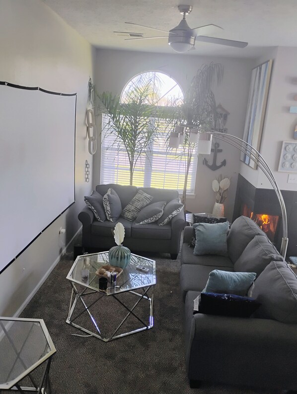 Smart TV - 1-bd apartment with WiFi, AC , lake access, living room projector and fireplace (Indianapolis)