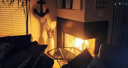 1-bd apartment with WiFi, AC , lake access, living room projector and fireplace