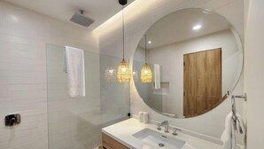 A modern bathroom with a large mirror, two pendant lights, and a wooden vanity. - CASA MOLLY - 2 BEDROOM 2 BATHROOM MODERN APARTMENT - 5 MIN DRIVING TO THE BEACH (Nicoya)