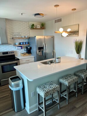 Réfrigérateur, micro-ondes, four, plaque de cuisson