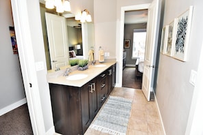 Luksushus | Bad | Separat badekar og dusj, håndklær, såpe og sjampo