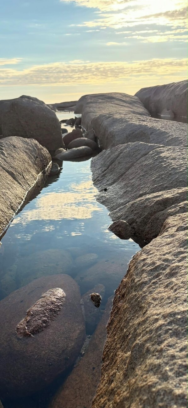 Une formation rocheuse naturelle comportant un étroit canal d’eau.