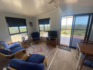 Smart-tv, een dvd-speler, boeken en een filmbibliotheek