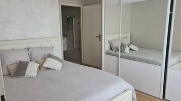 1 slaapkamer, een strijkplank/strijkijzer, wifi, beddengoed