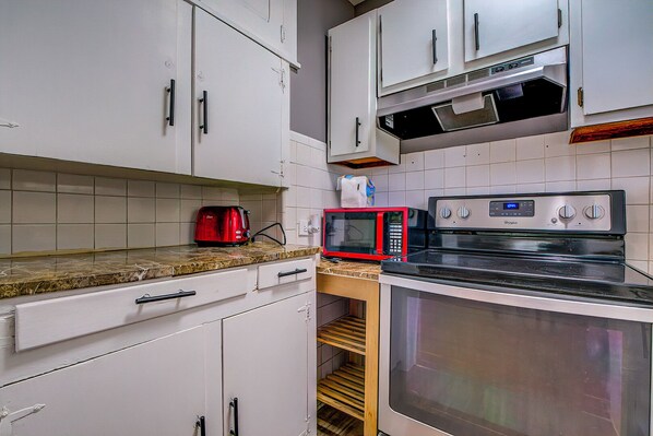 Micro-ondes, four, plaque de cuisson