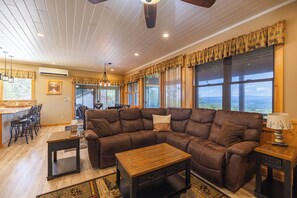 Smart TV, fireplace - SKY VIEW - Mountain Estate with Amazing Views! (Bethel)