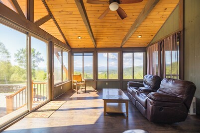 SKY VIEW - Mountain Estate with Amazing Views!