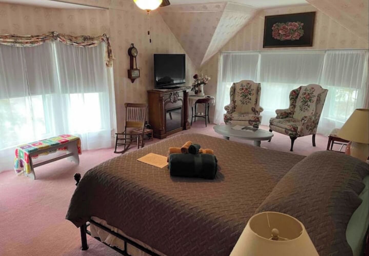 4 bedrooms, desk, iron/ironing board, WiFi