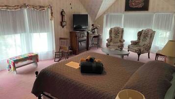 4 bedrooms, desk, iron/ironing board, WiFi