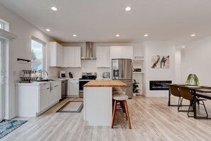 Een koelkast, een microgolfoven, een oven, een kookplaat