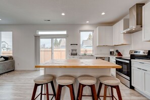 ثلاجة، ميكروويف، فرن، موقد طهي مسطح