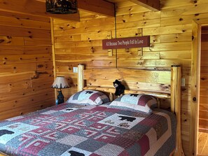 3 bedrooms, travel crib, WiFi, bed sheets - High View Lodge, log chalet with unparalleled views of Western Maine Mountains (Eustis)