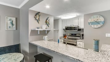 Een koelkast, een microgolfoven, een oven, een kookplaat