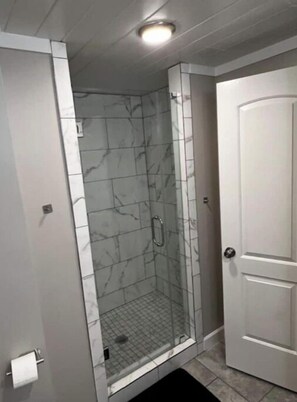 Douche, sĂšche-cheveux, serviettes fournies, savon