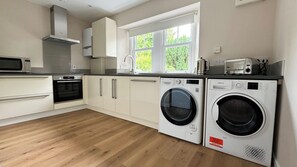 Appartement, 2 slaapkamers | Privékeuken | Een koelkast, een microgolfoven, een oven, een vaatwasser