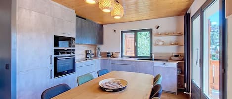 Kjøleskap, mikrobølgeovn, ovn og oppvaskmaskin