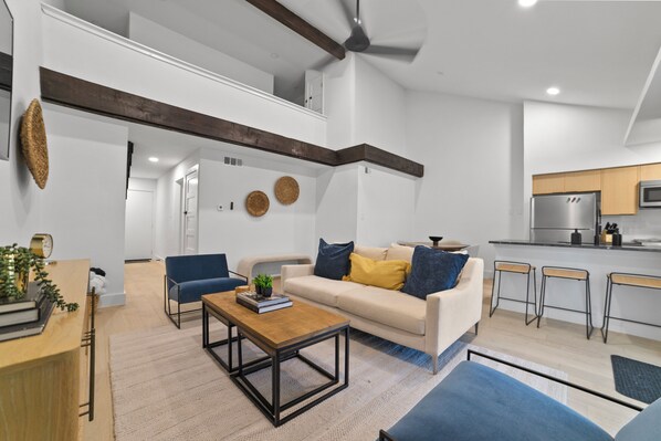 Living area - Charming 3-bedroom house in South Austin (Austin)