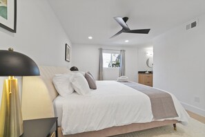 3 bedrooms, iron/ironing board, WiFi, bed sheets - Charming 3-bedroom house in South Austin (Austin)