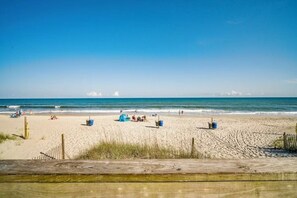 På stranden, solsenger og strandhåndklær