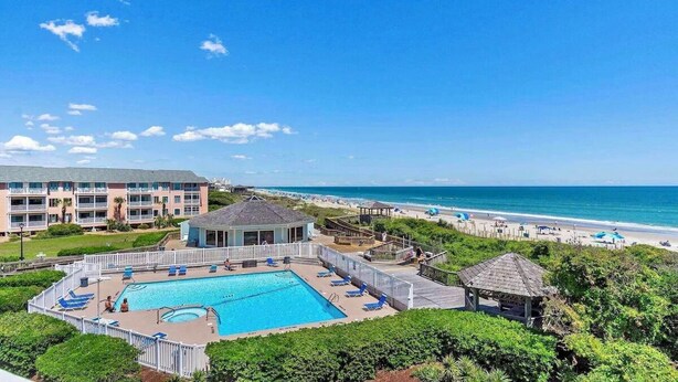 Ein Resort mit Swimmingpool, Zugang zum Strand und Blick aufs Meer.