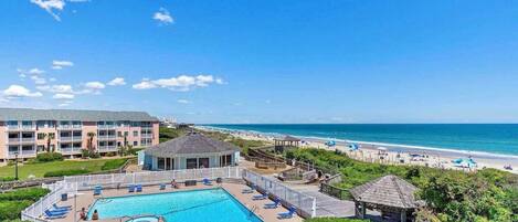 Una piscina techada, una piscina al aire libre