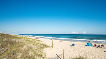 Sulla spiaggia, lettini da mare, teli da spiaggia