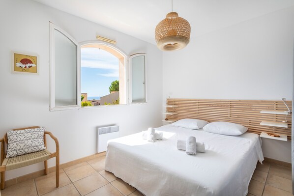 3 bedrooms, iron/ironing board, WiFi, bed sheets - Villa Azul - Welkeys (Bandol)