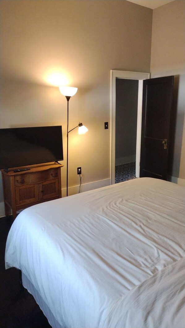 2 bedrooms, iron/ironing board, free WiFi, bed sheets