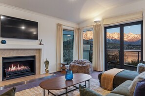 TV, fireplace - Whakatipu Lakefront Vista (Queenstown)