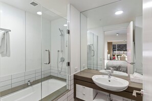Een douche, een haardroger, handdoeken