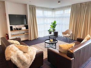 TV - Lakefront Marina Apartment (Queenstown)