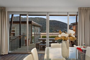 Dining - Lakefront Marina Apartment (Queenstown)