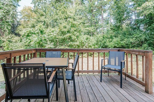 Westerly Haven A: Walk to Scott Stadium!