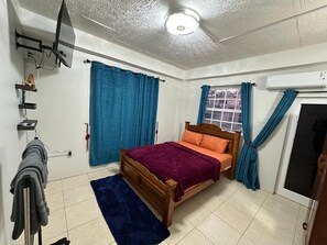 1 habitación, tabla de planchar con plancha, wifi y ropa de cama 