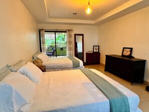 4 bedrooms, WiFi, bed sheets - 4-bedroom Beautiful & Spacious house near everything! (Managua)