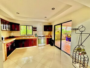Fridge, microwave, oven, stovetop - 4-bedroom Beautiful & Spacious house near everything! (Managua)