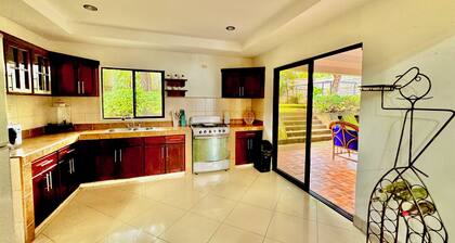 4-bedroom Beautiful & Spacious house near everything!