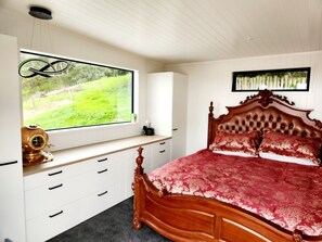 2 bedrooms, desk, WiFi, bed sheets