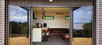 Romantic Lakeside Cabin. 1 Hour from Auckland CBD. 728a Waikare Rd Te Kauwhata. 