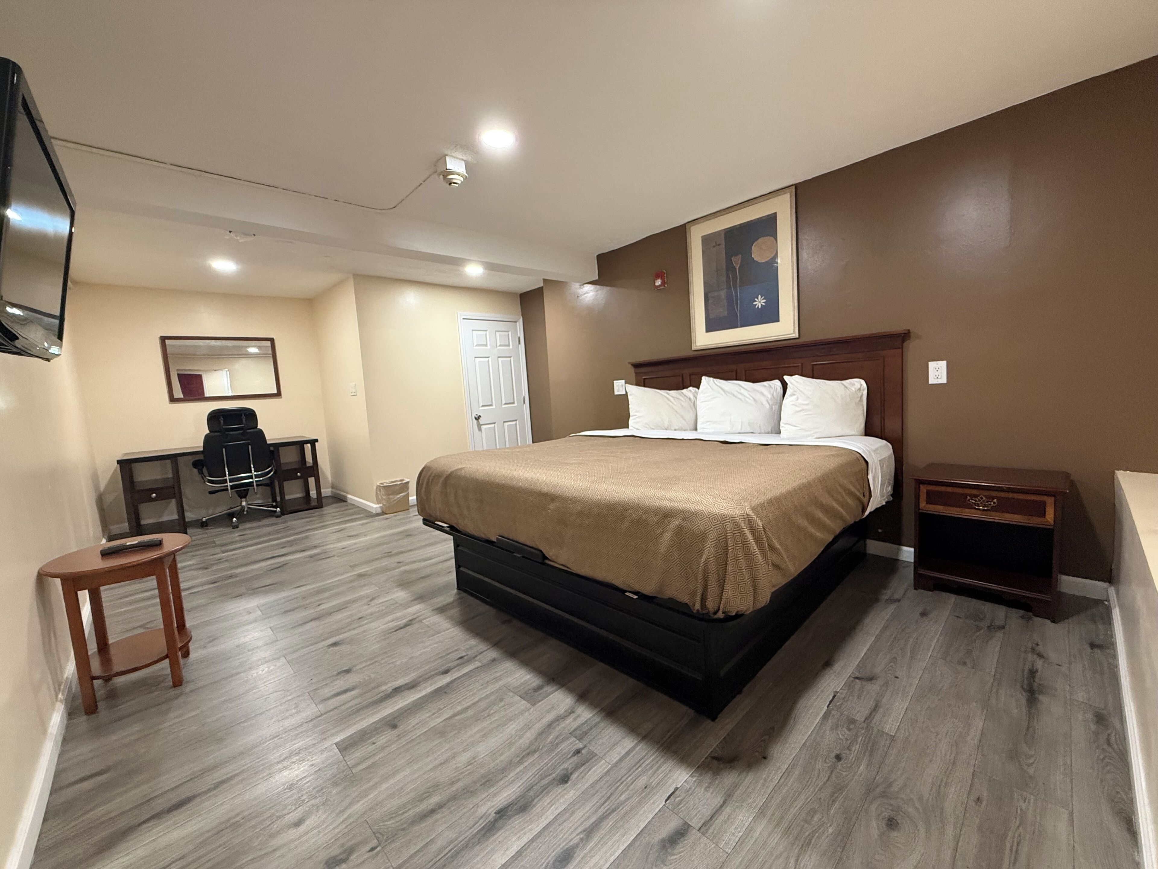 Room, 1 King Bed, Non Smoking | Desk, free WiFi