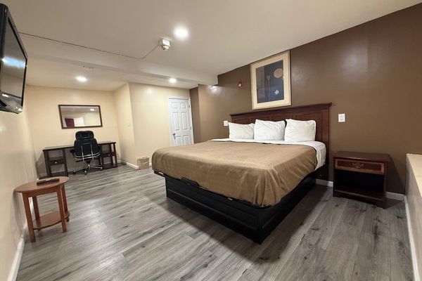 Room, 1 King Bed, Non Smoking | Desk, WiFi (free)