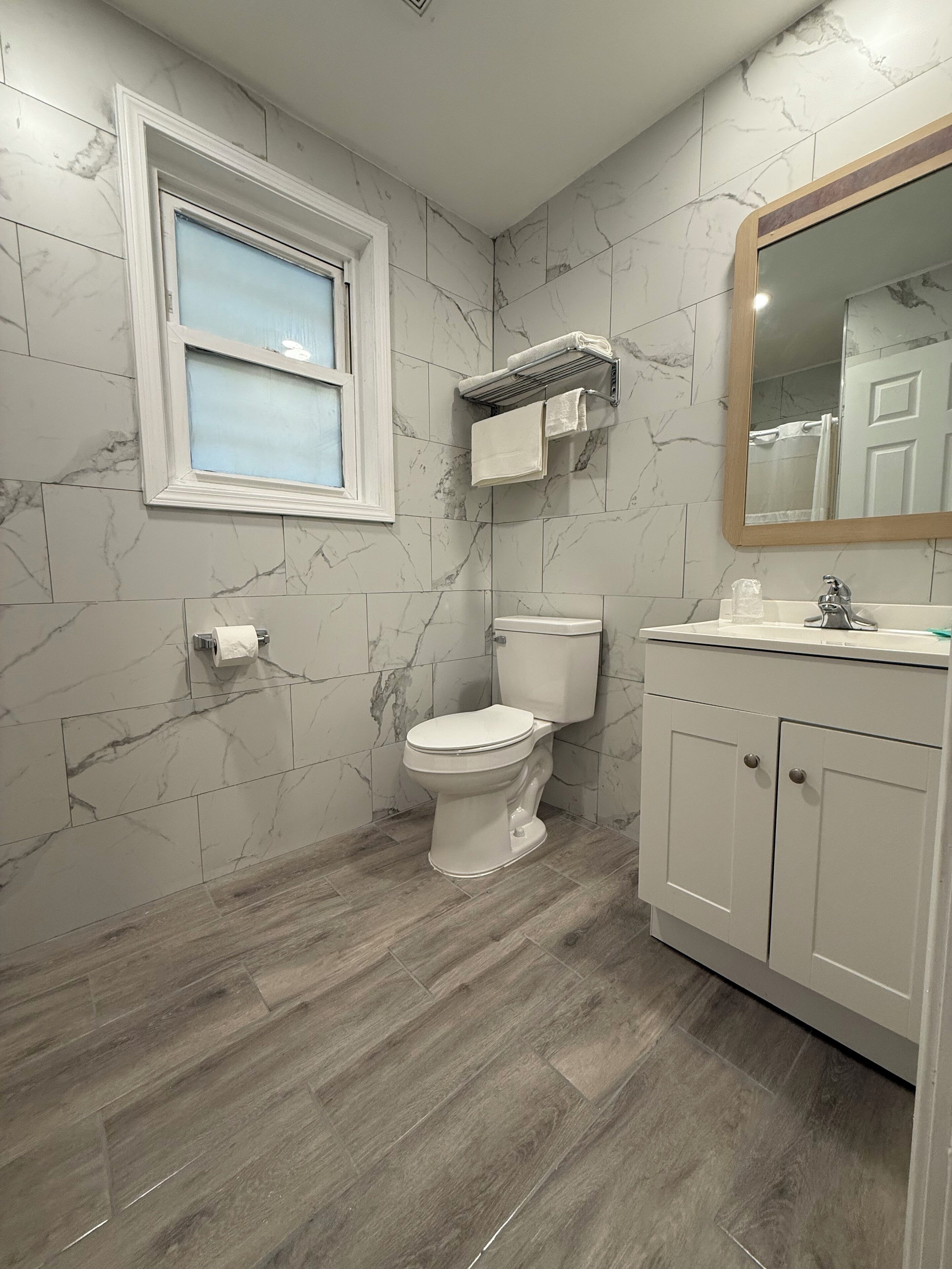 ルーム ダブルベッド 1 台 禁煙 電子レンジ | バスルーム | タオル、石鹸、トイレットペーパー