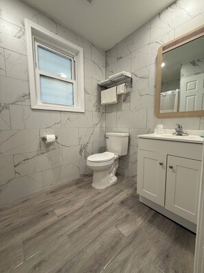 Kamer, 1 tweepersoonsbed, niet-roken, magnetron | Badkamer | Handdoeken, zeep, toiletpapier