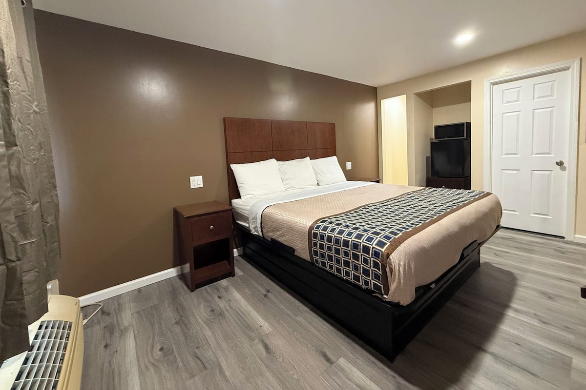 Room, 1 King Bed, Non Smoking | Desk, free WiFi