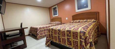 Oda, 2 Çift Kişilik Yatak, Sigara İçilmez | Masa, ücretsiz kablosuz İnternet