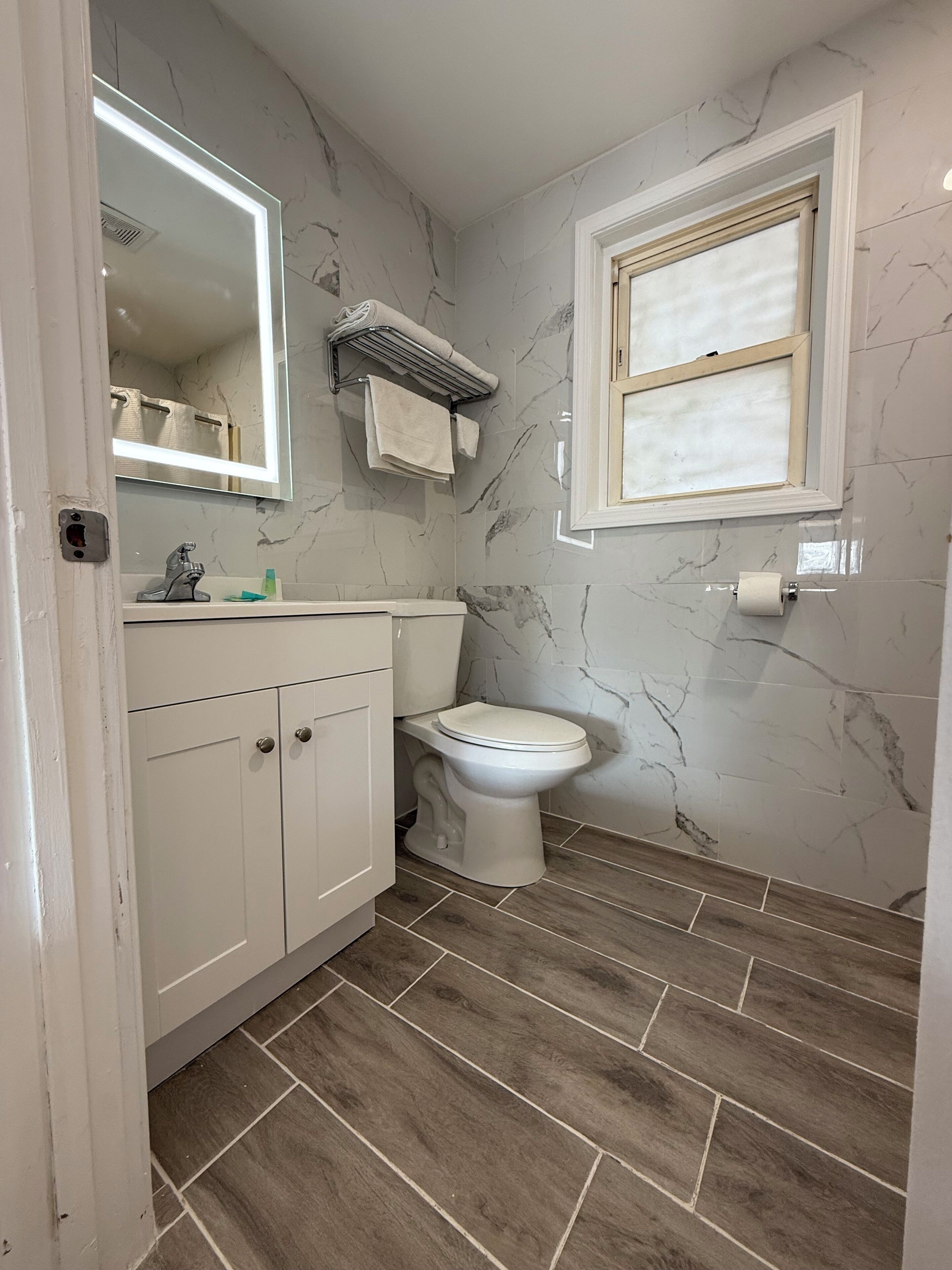 Habitación, 1 cama de matrimonio grande, no fumadores | Baño | Toallas, jabón y papel higiénico
