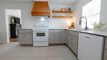 KylskÄp, mikrovÄgsugn, ugn och spishÀll