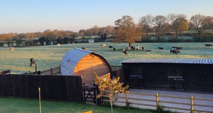 Rural Cosy Cabin with Wood-Fired Hot Tub