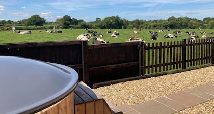 Rural Cosy Cabin with Wood-Fired Hot Tub