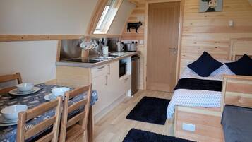 1 bedroom, WiFi (free), bed sheets